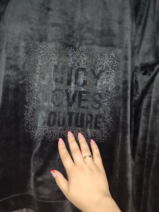 Велюровий жіночий костюм