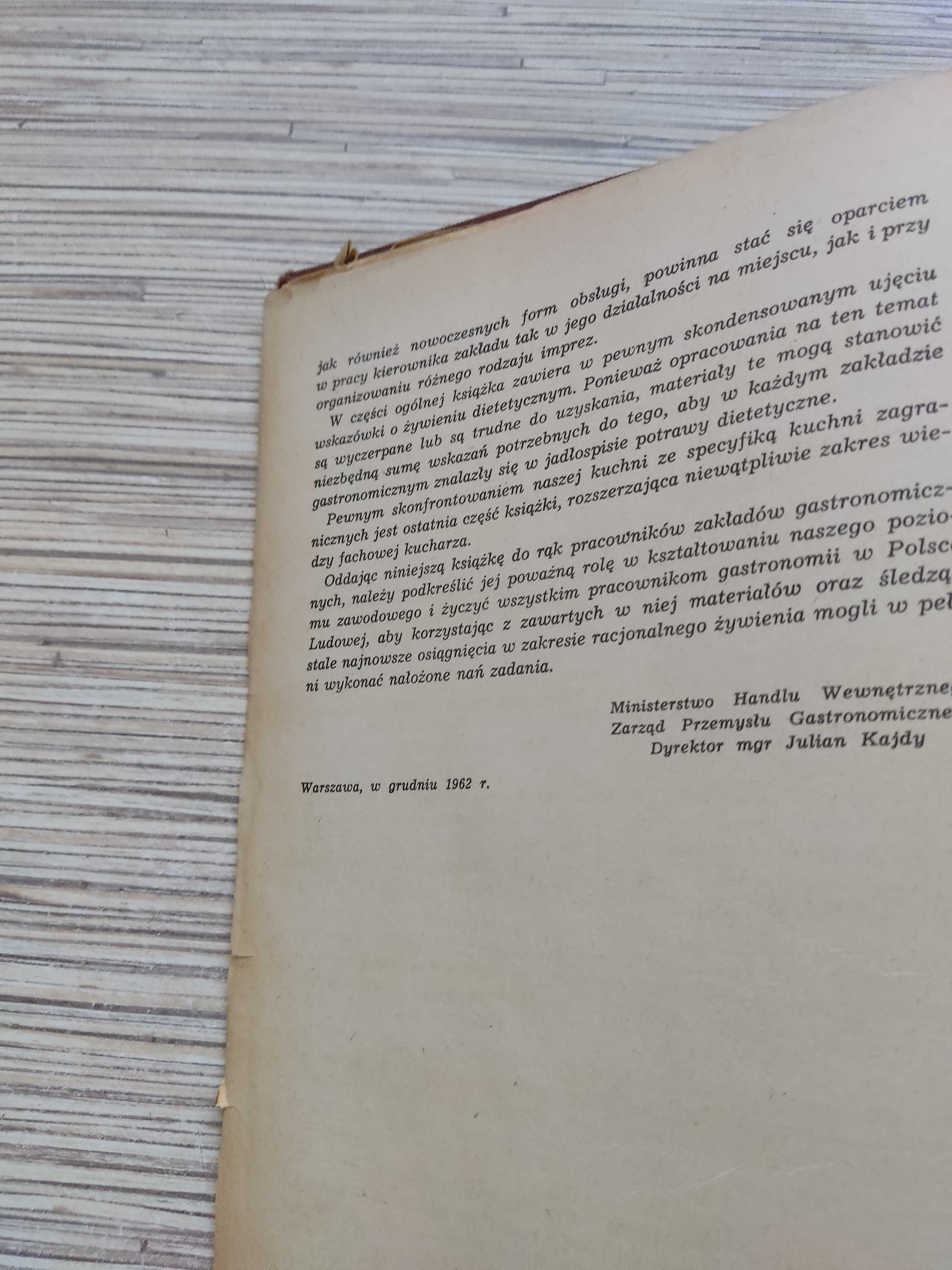 książka ''Kucharz gastronom ''z 1968 r.