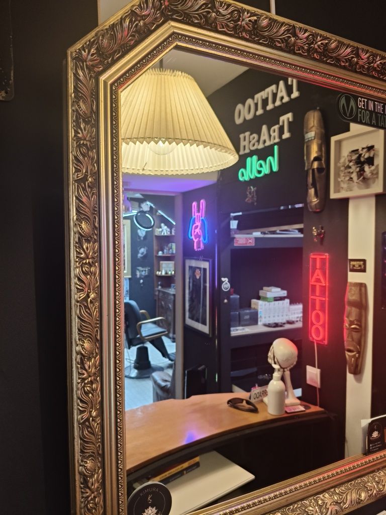 Espelhos , balcão com iluminação led, fecho estúdio tattoo