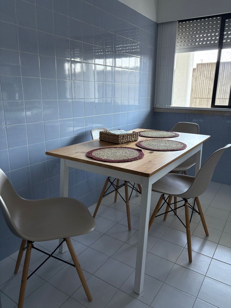 Mesa de jantar + 4 cadeiras