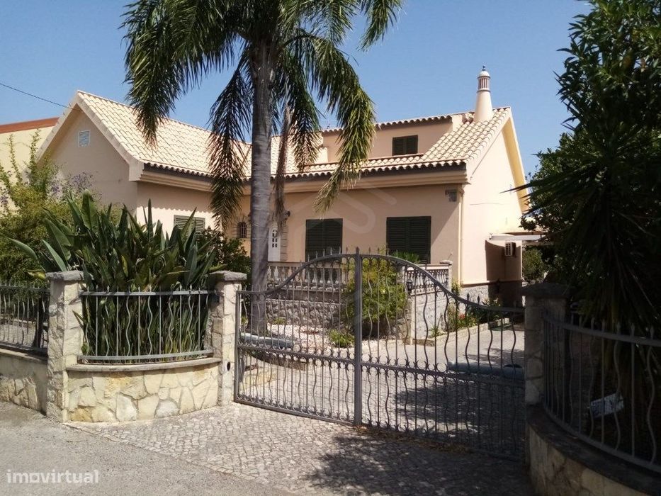 Moradia V2+1 com jardim localizada em Quinta de Apra, Loulé, Algarve