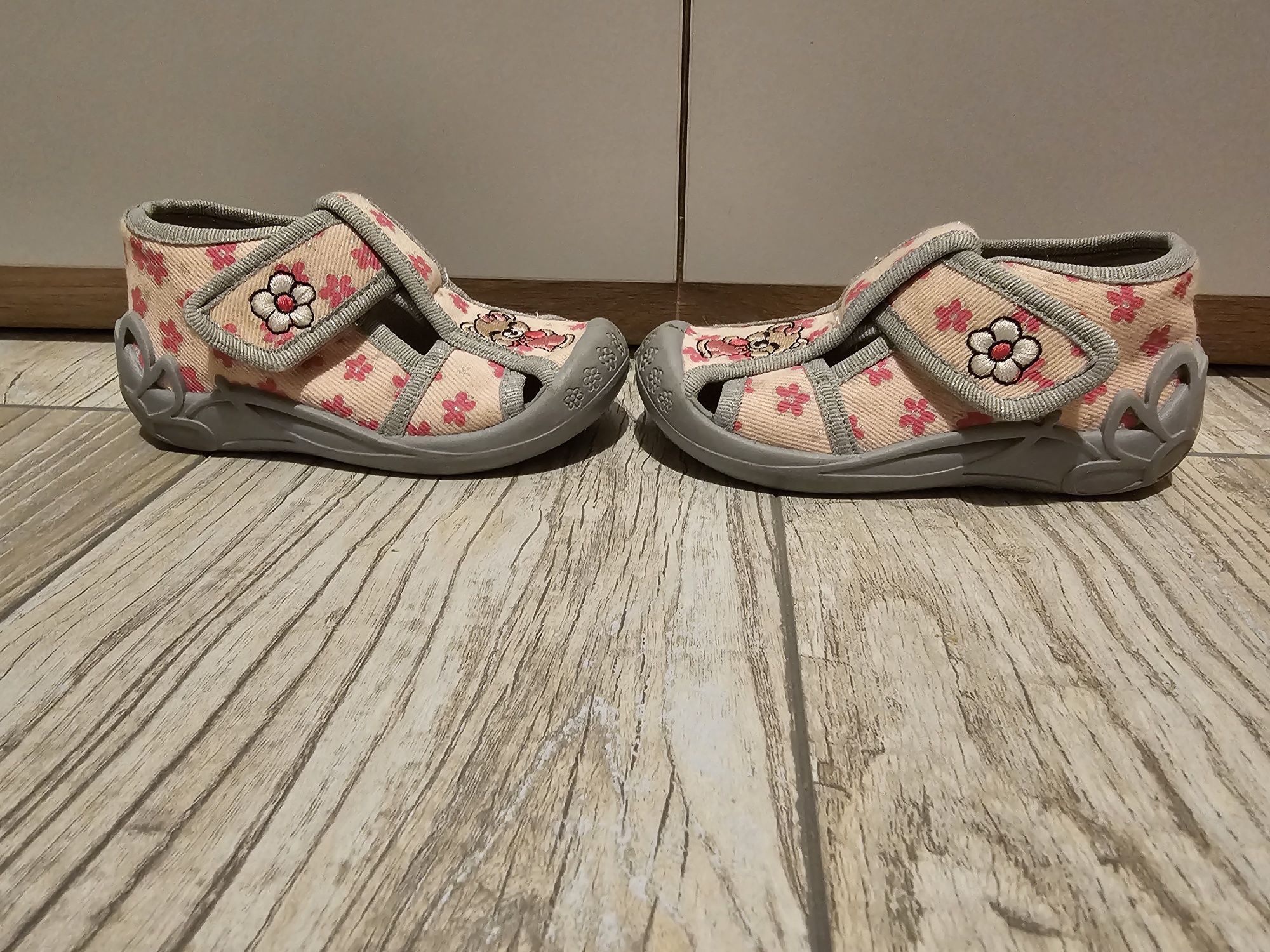 Buty kapcie dla dziewczynki dziewczęce rozm. 22, stan bdb!