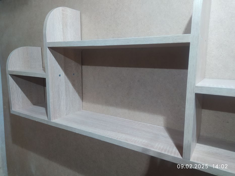 Большая книжная полка.