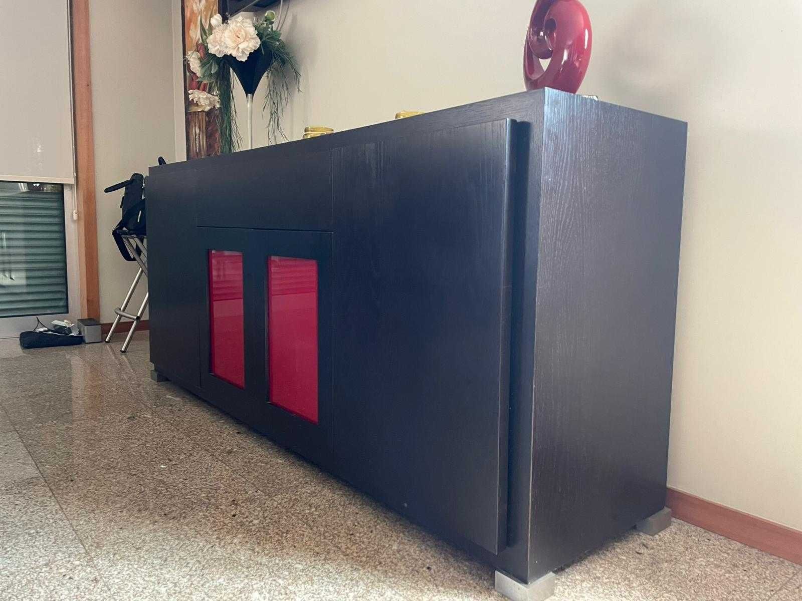 Mesa de jantar com 5 cadeiras e um aparador