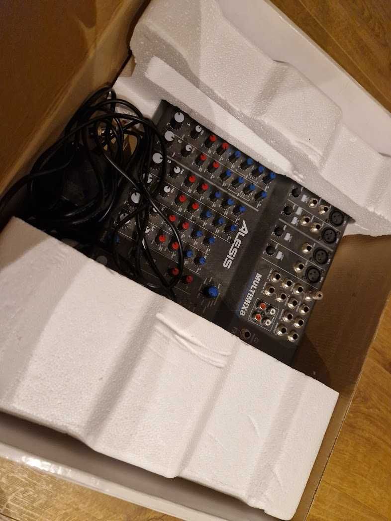Alesis MultiMix 8 USB FX - mikser analogowy