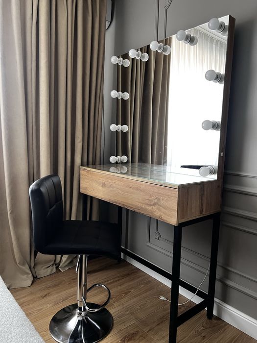 Візажний стіл з дзеркалом. Візажний стілець. Барний стілець