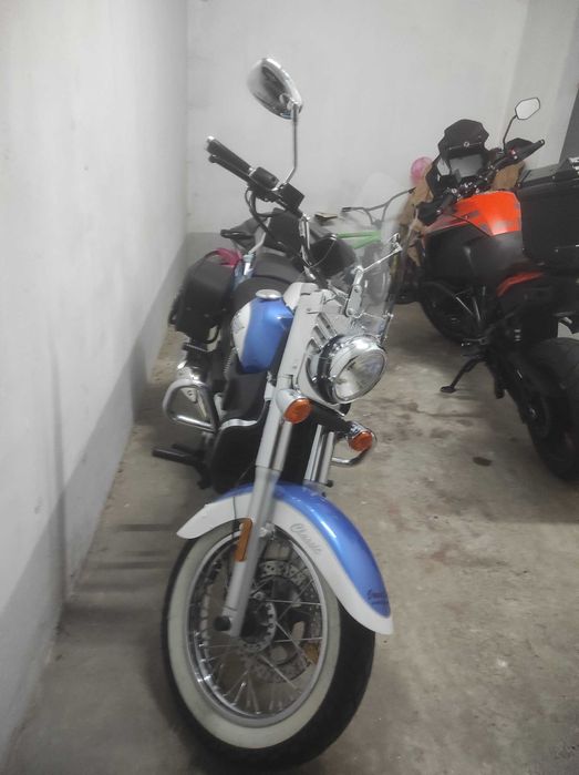 Moto UM renegade classic como nova