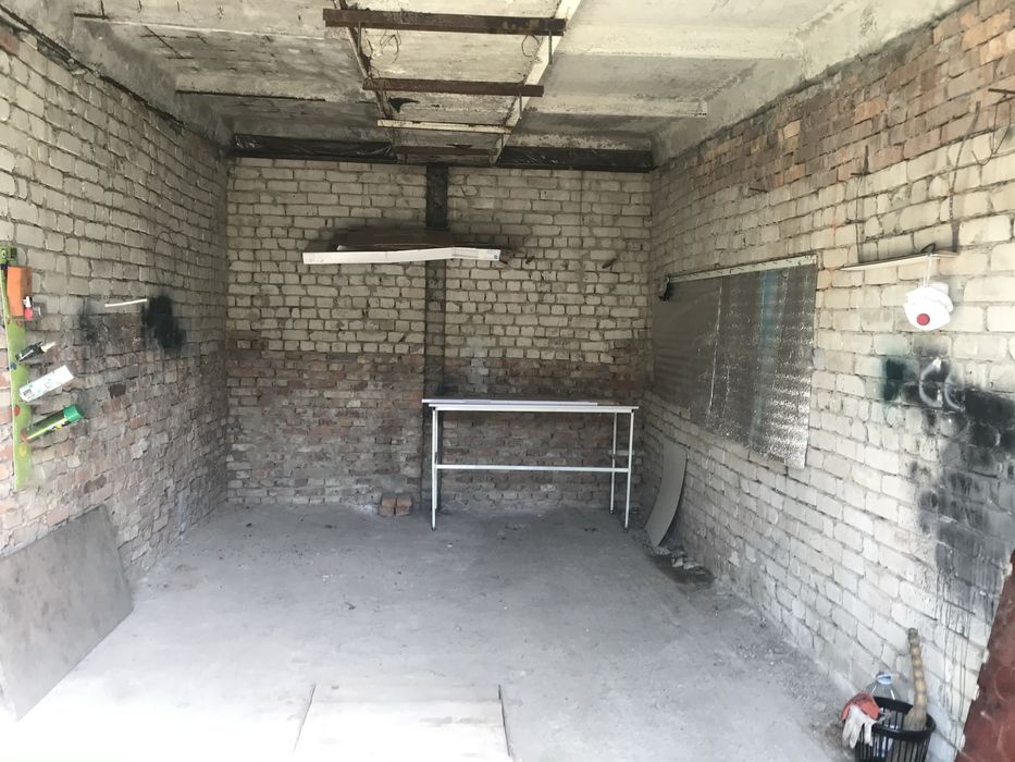 Продам цегляний гараж з воротами під бус