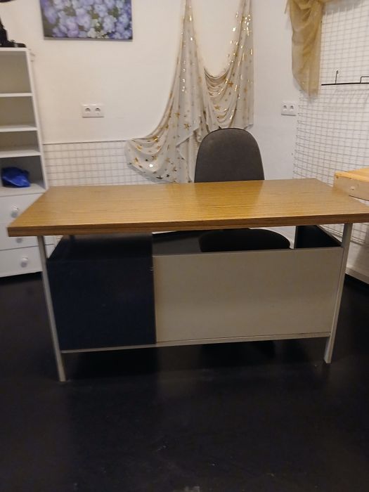 Secretária metal / Oferta Cadeira