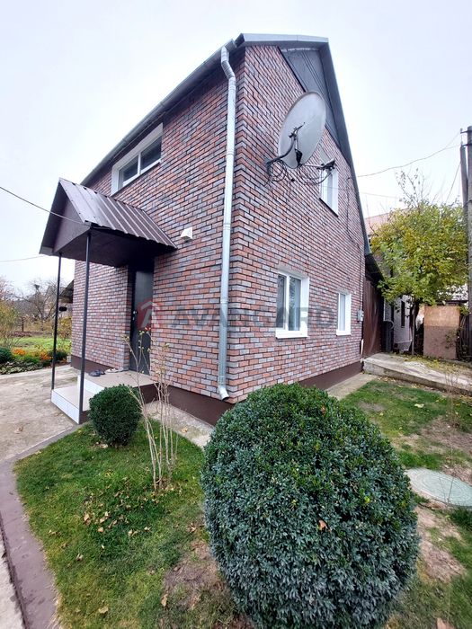 Заміський будиночок поряд із містом