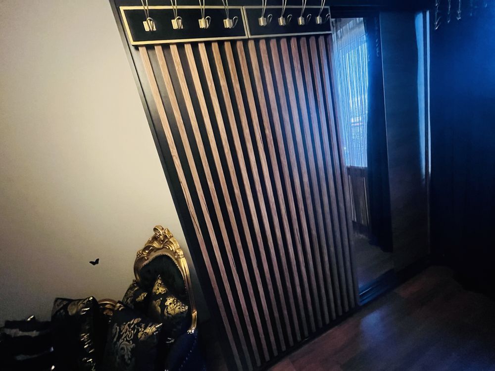 Piękna szafa z lustrem przesuwna lamele 3D czarna wieszaki złote LED