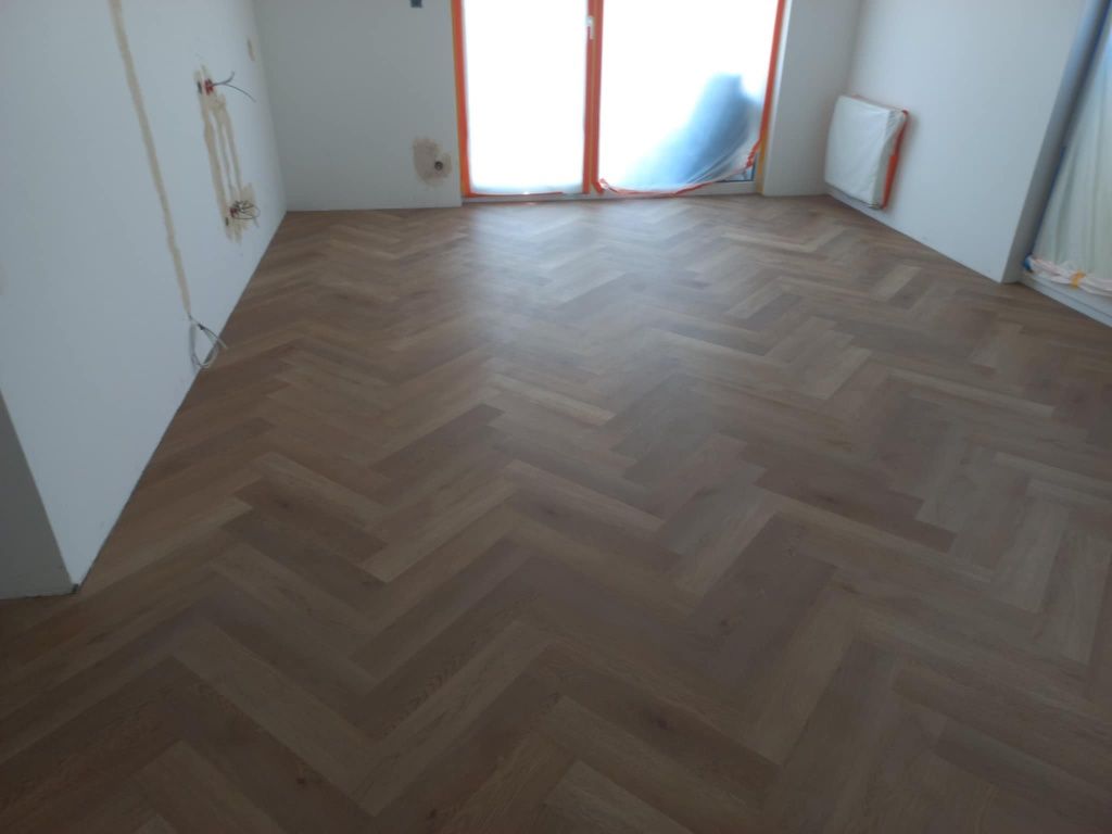Podłogi,  parkiety, listwy przypodłogowe,  tarasy .