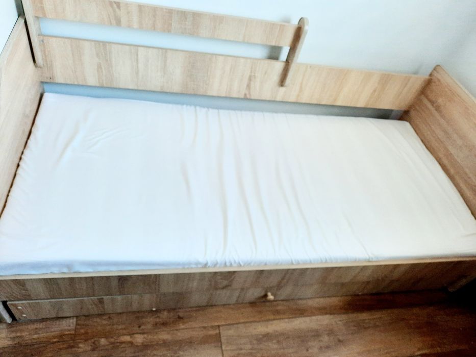 PILNIE - TYLKO DO 8.10. - Łóżko dla dziecka z materacem i szufladą na