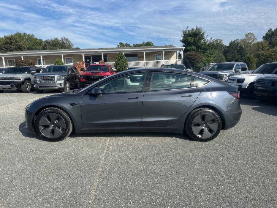 Tesla Model 3      2023