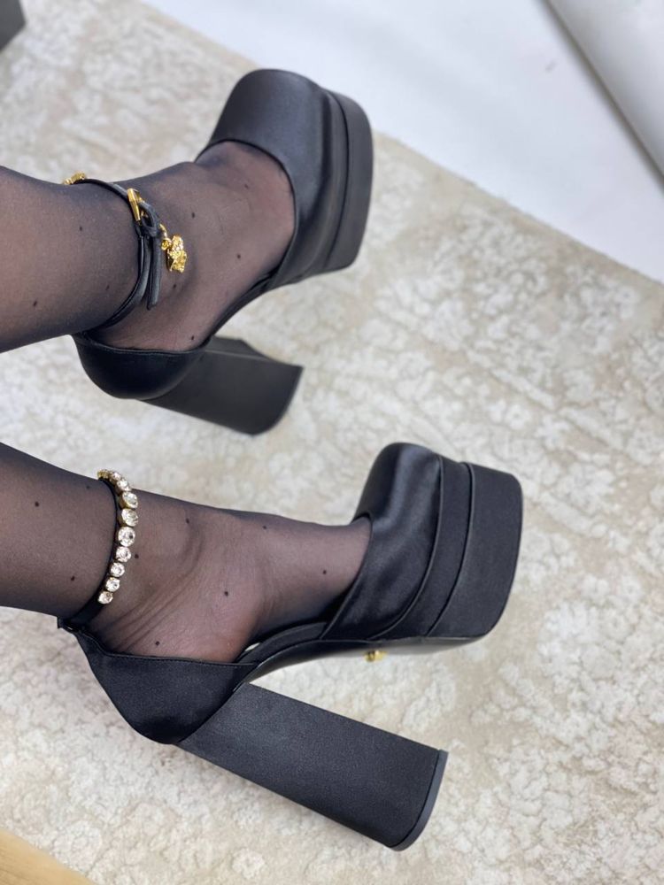 Туфли на каблуке в стиле Versace