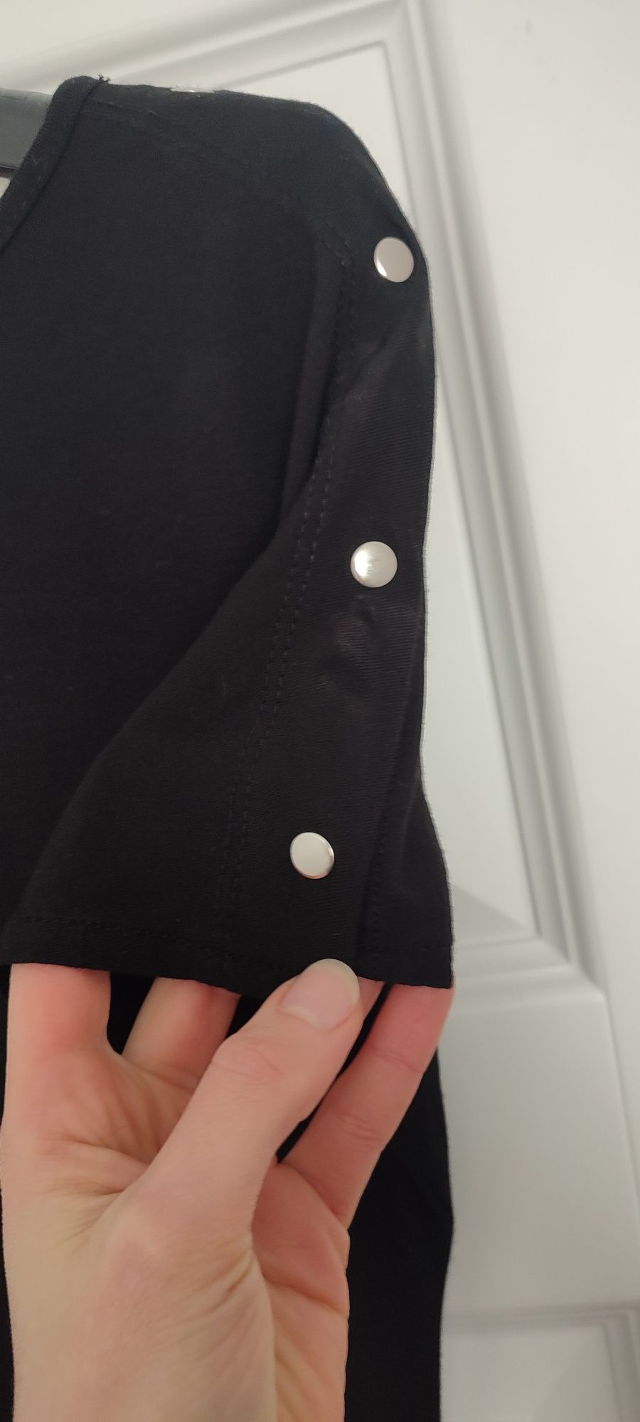 Mohito czarna bluzka ze srebrnym zapięciem na ramionach 34