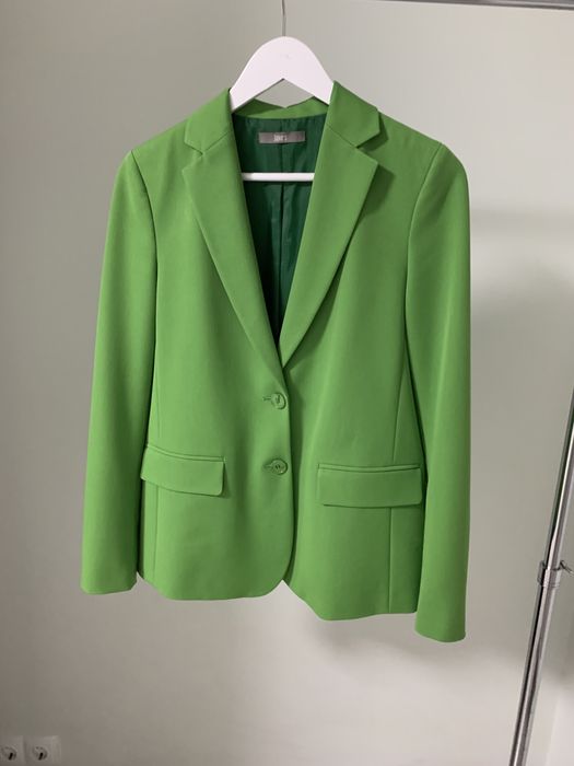 Костюм весняний . Практично новий . Одягався декілька разів.