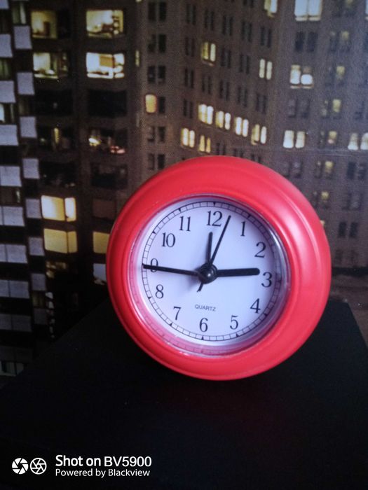 Годинник-будильник кварцові, настільні.