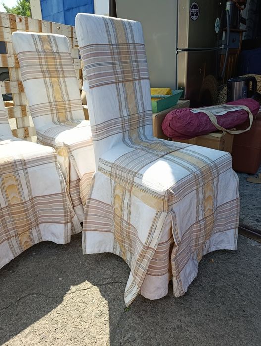 Krzesła drewniane z pokrowcem