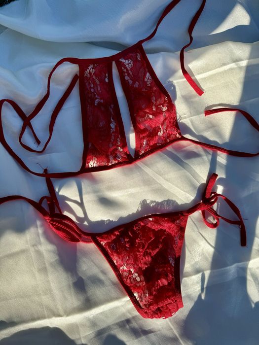 Красивенний комплект в шикарному багряному кольорі