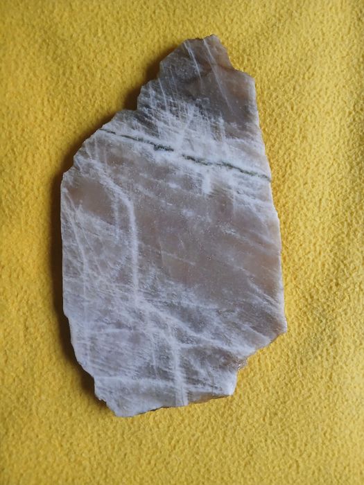 kamień księżycowy o srebrno niebieskiej poświacie