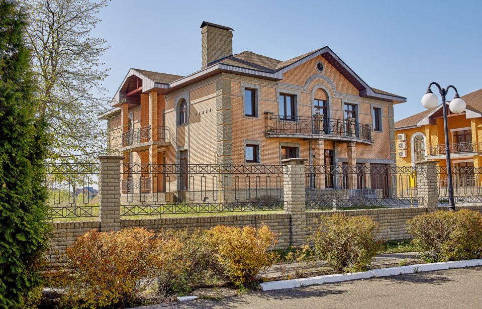 Будинок, 36 сот, вихід до озера, з бомбосховищем,с.Вишеньки,КМ«Золоче»