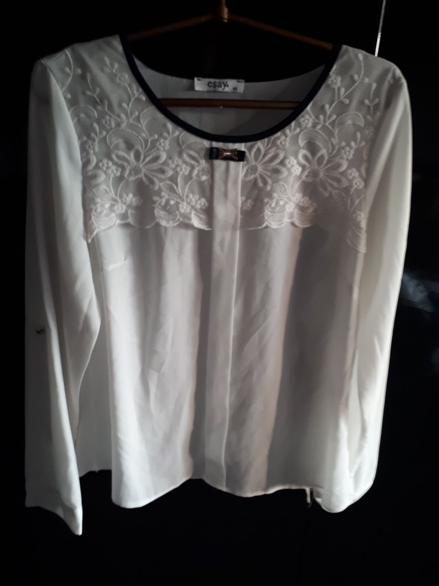 Нова блузка білого кольору з мереживом