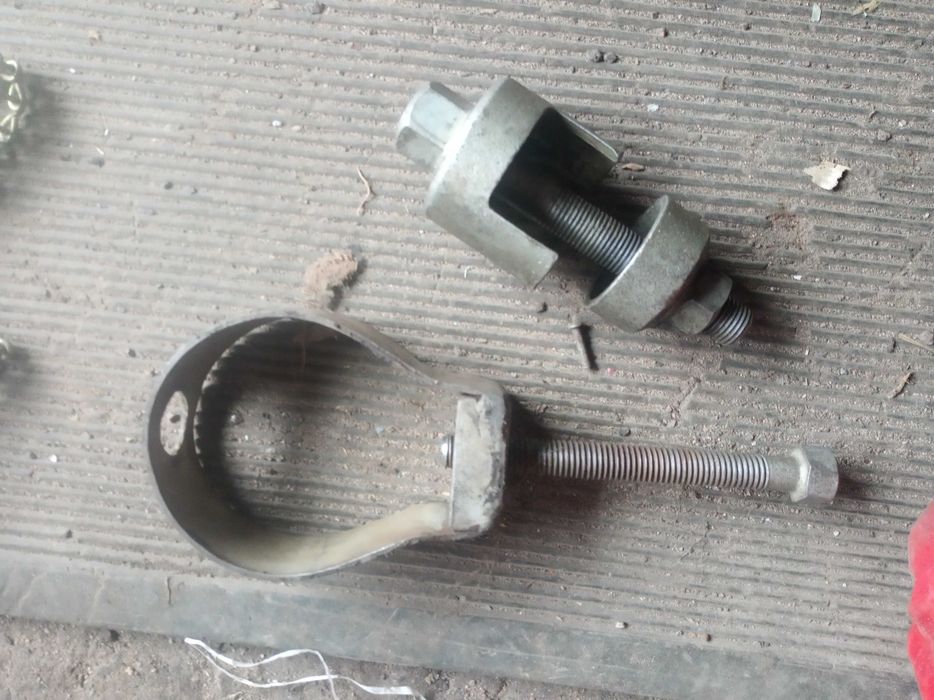 сЪёмники поршневых пальцев и чего то ещёё