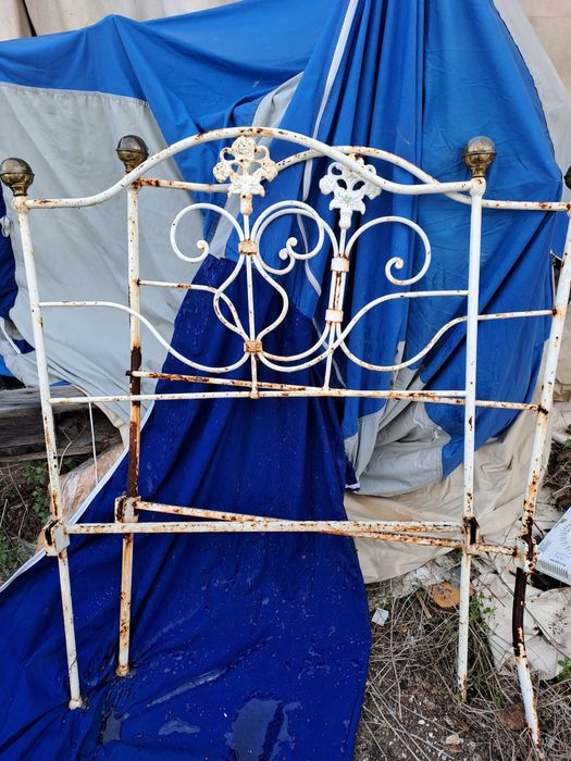 Cabeceiras de cama, cadeira e lavatório em ferro