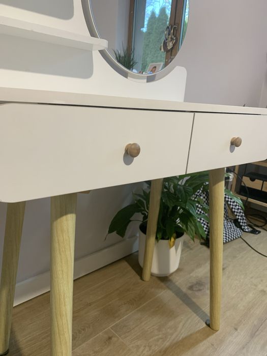 Toaletka biała z lustrem