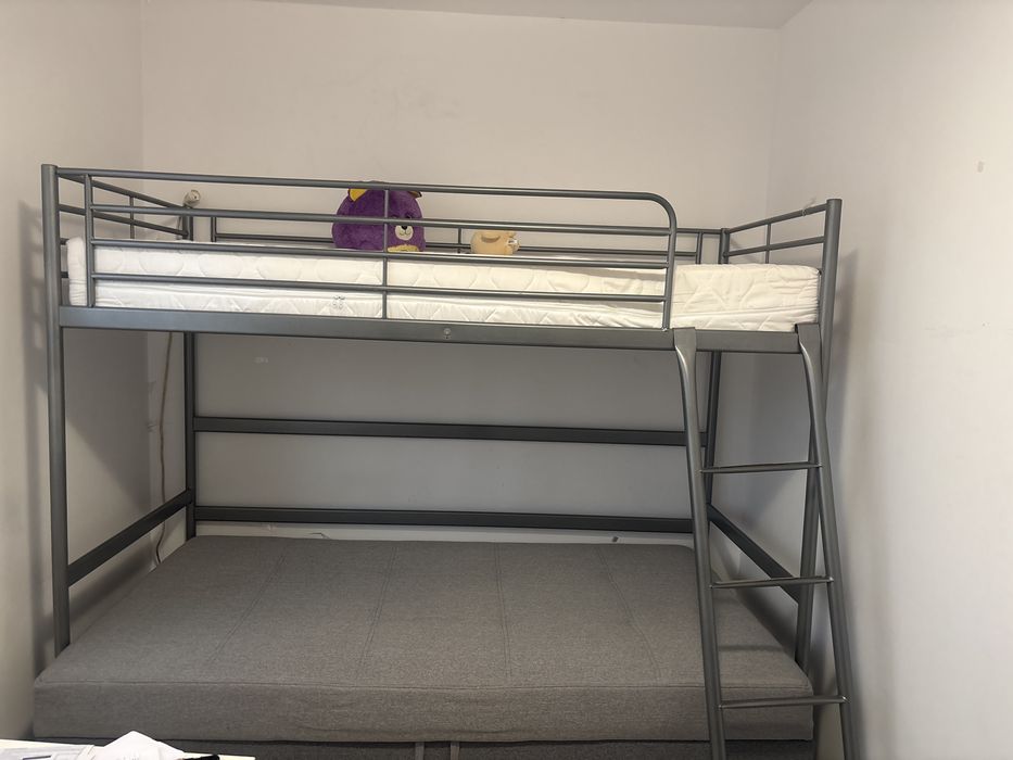 Metalowa rama łóżka piętrowego z drabinką.