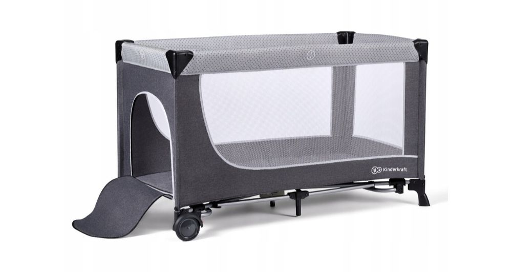 Łóżeczko turystyczne plus materac i prześcieradło.