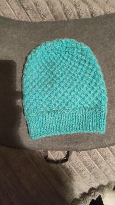 Жіночі шапочки ручної роботи.