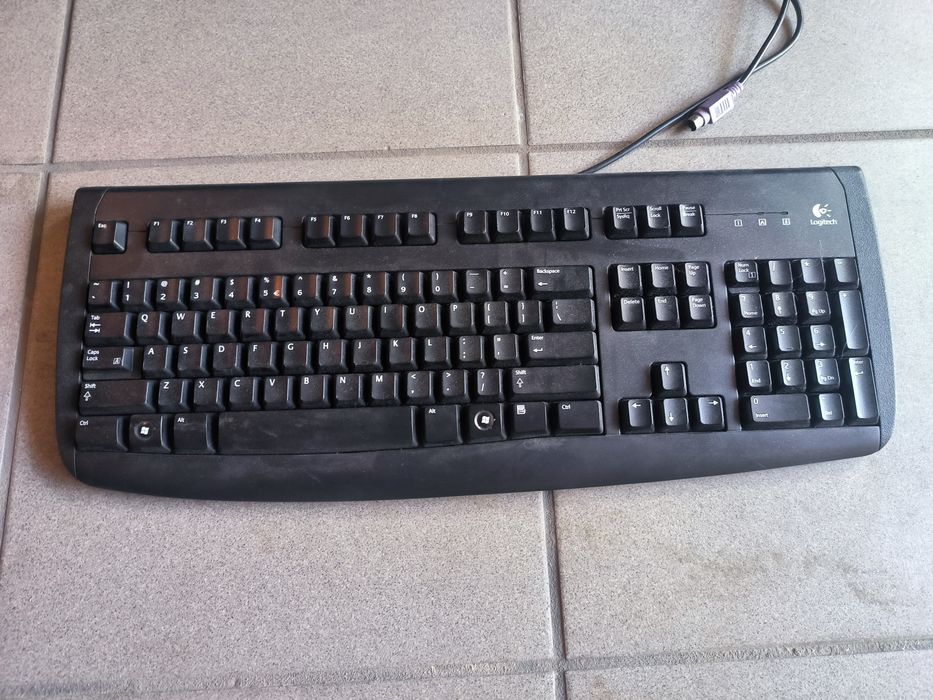 Klawiatura Logitech ze złączem PS2