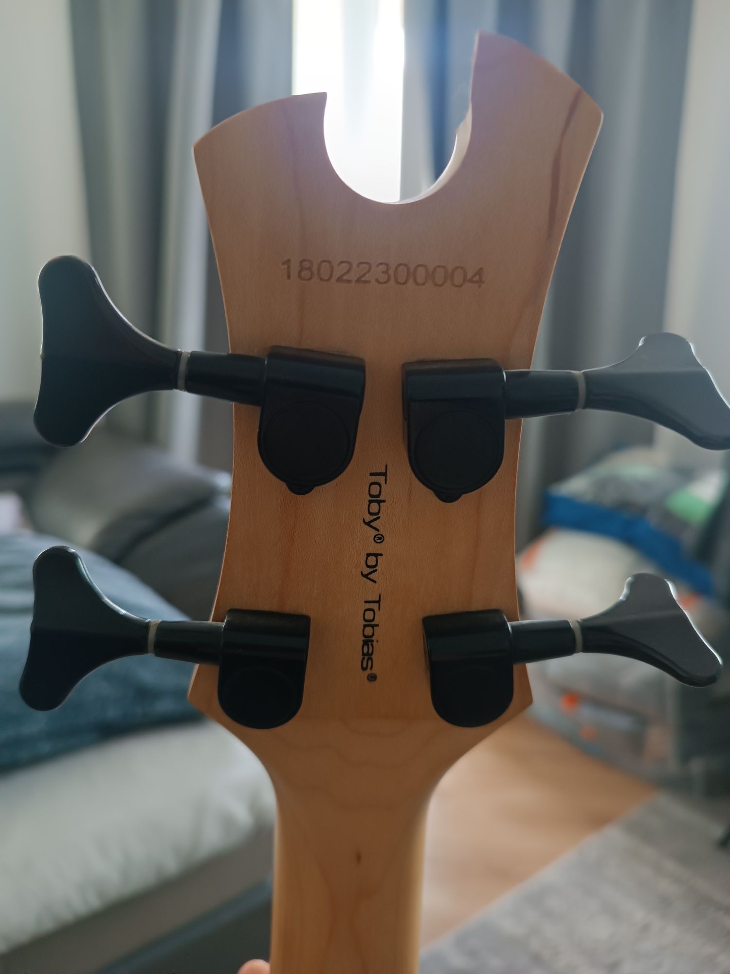 Gitara basowa biała