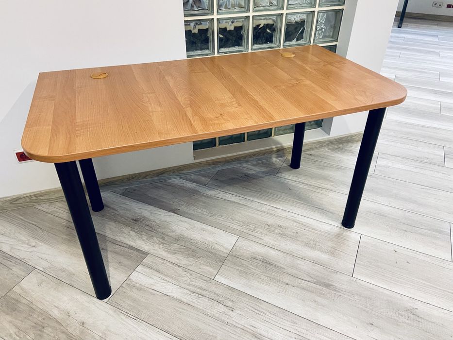 Solidne biurko 140 x 75 cm metalowe nogi meble biurowe