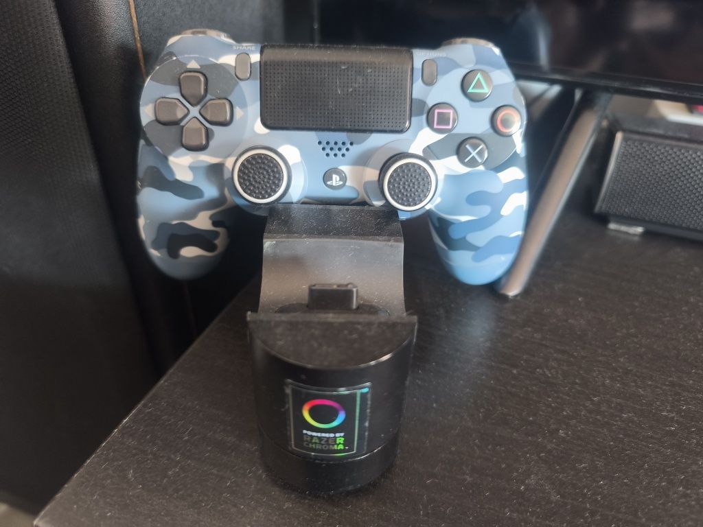PS4 1 Tb + Comando + Deck Carregamento para 2 comandos