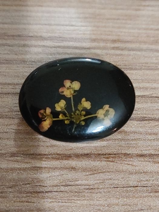 Брошь из серебра с натуральными сухоцветами в смоле