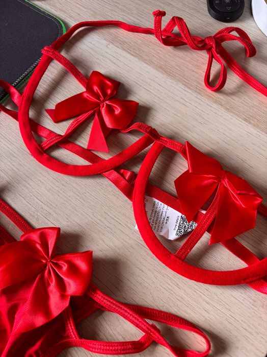 Conjunto de Lingerie Vermelha com Laços
