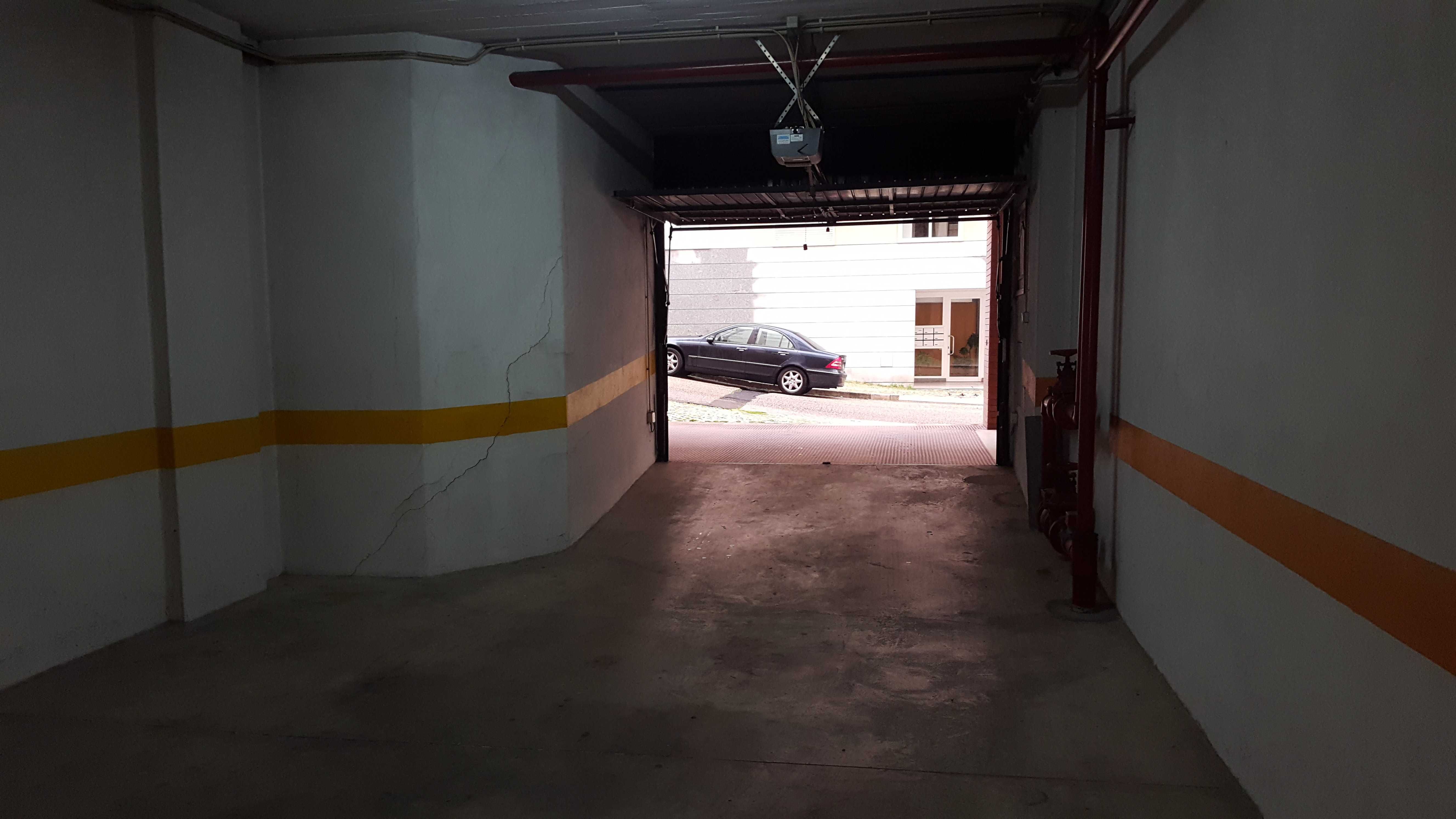 Estacionamento Amplo ao nivel do R/C em Benfica