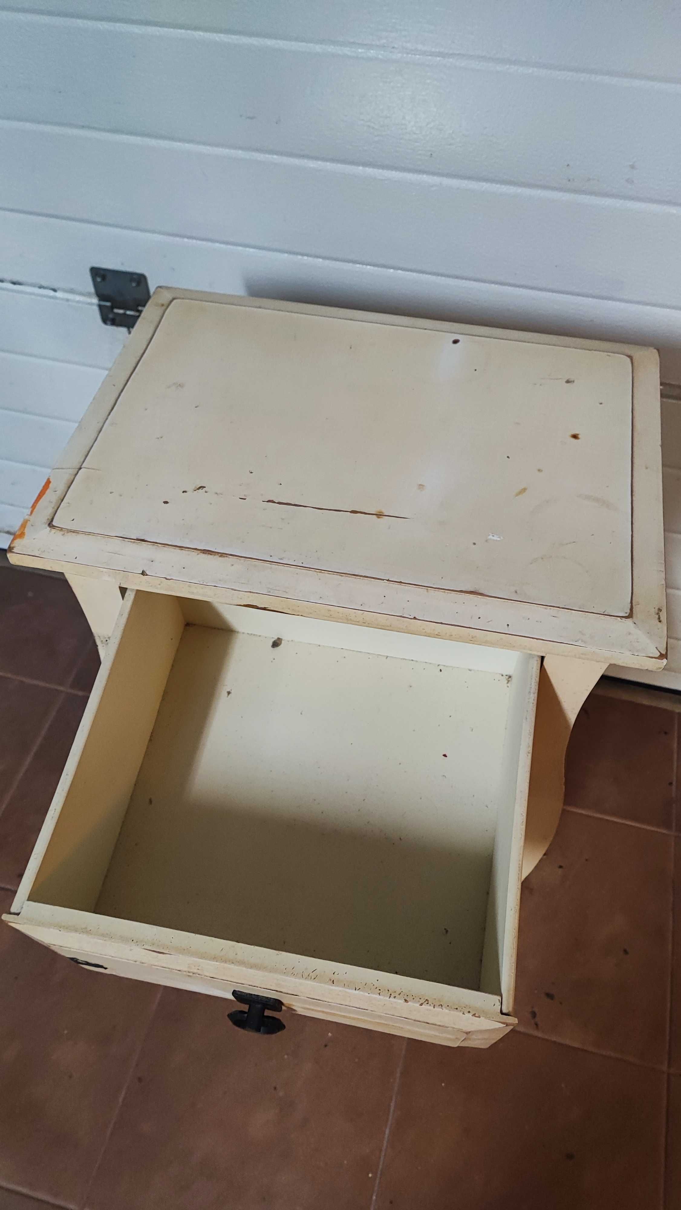 Pequeno móvel de qualidade - Mesa Cabeceira 46x34x68