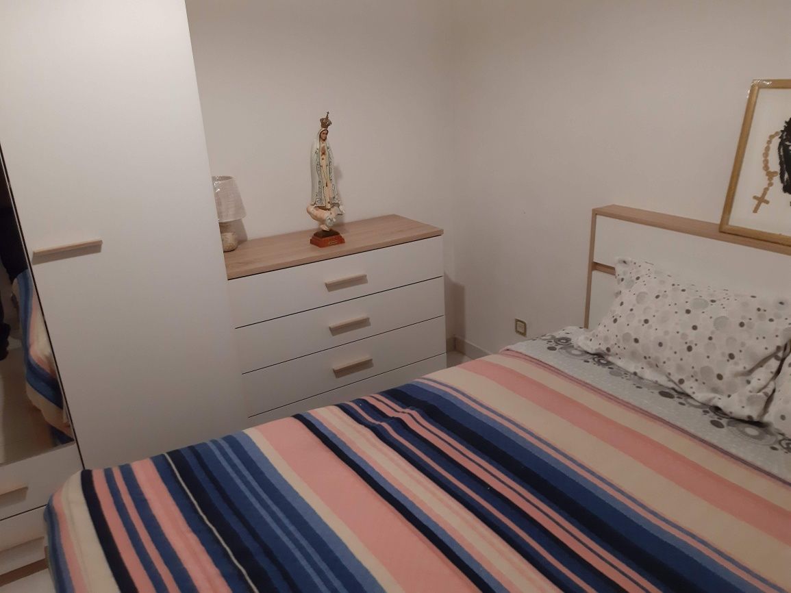 Alugo quarto mobilado com TV e net