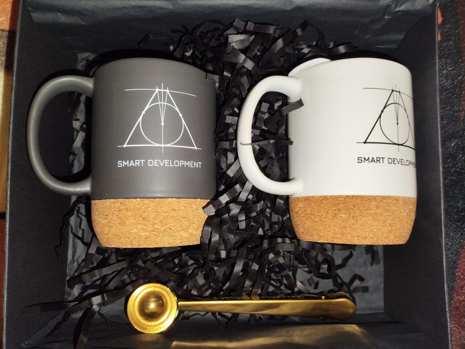 Кухлі керамічні чорний та білий з кришкою та пробковою підставкою