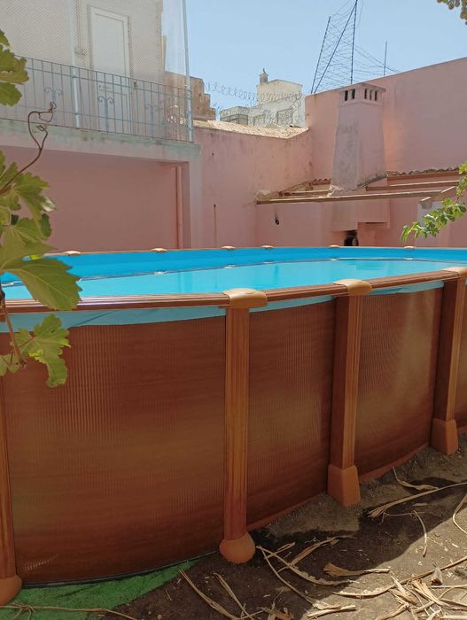 Montagem de piscinas desmontáveis aço e madeira aplicação relva e deck