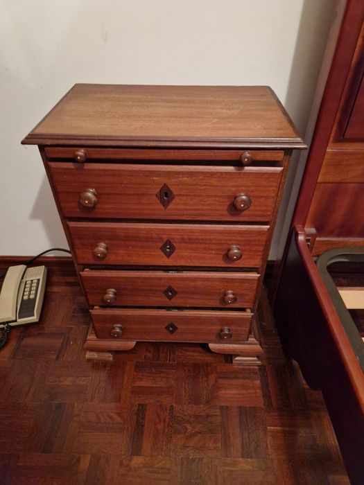 Vendo cama e 2 mesinhas cabeceiras