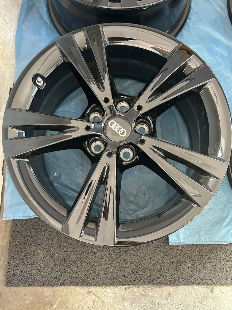 262 Felgi Aluminiowe AUDI R 17 5x112 otwór 66,6 IDEALNE czarne