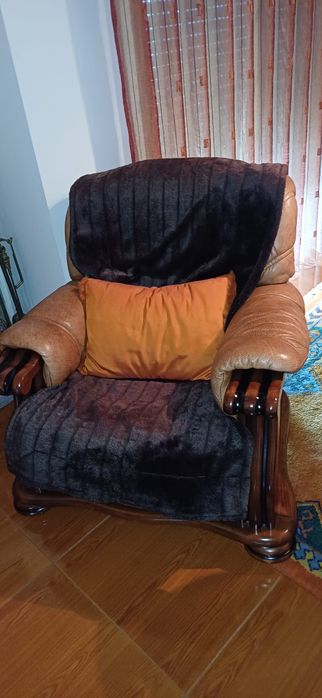 Sofás em pele em bom estado