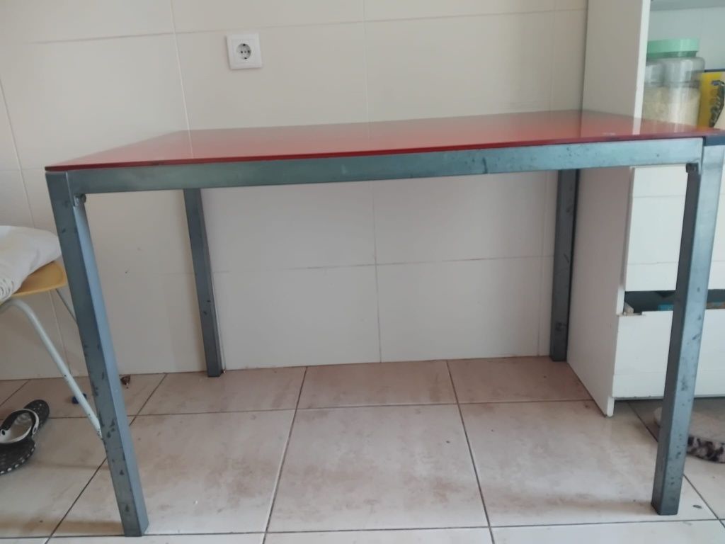 Mesa de vidro sem cadeiras