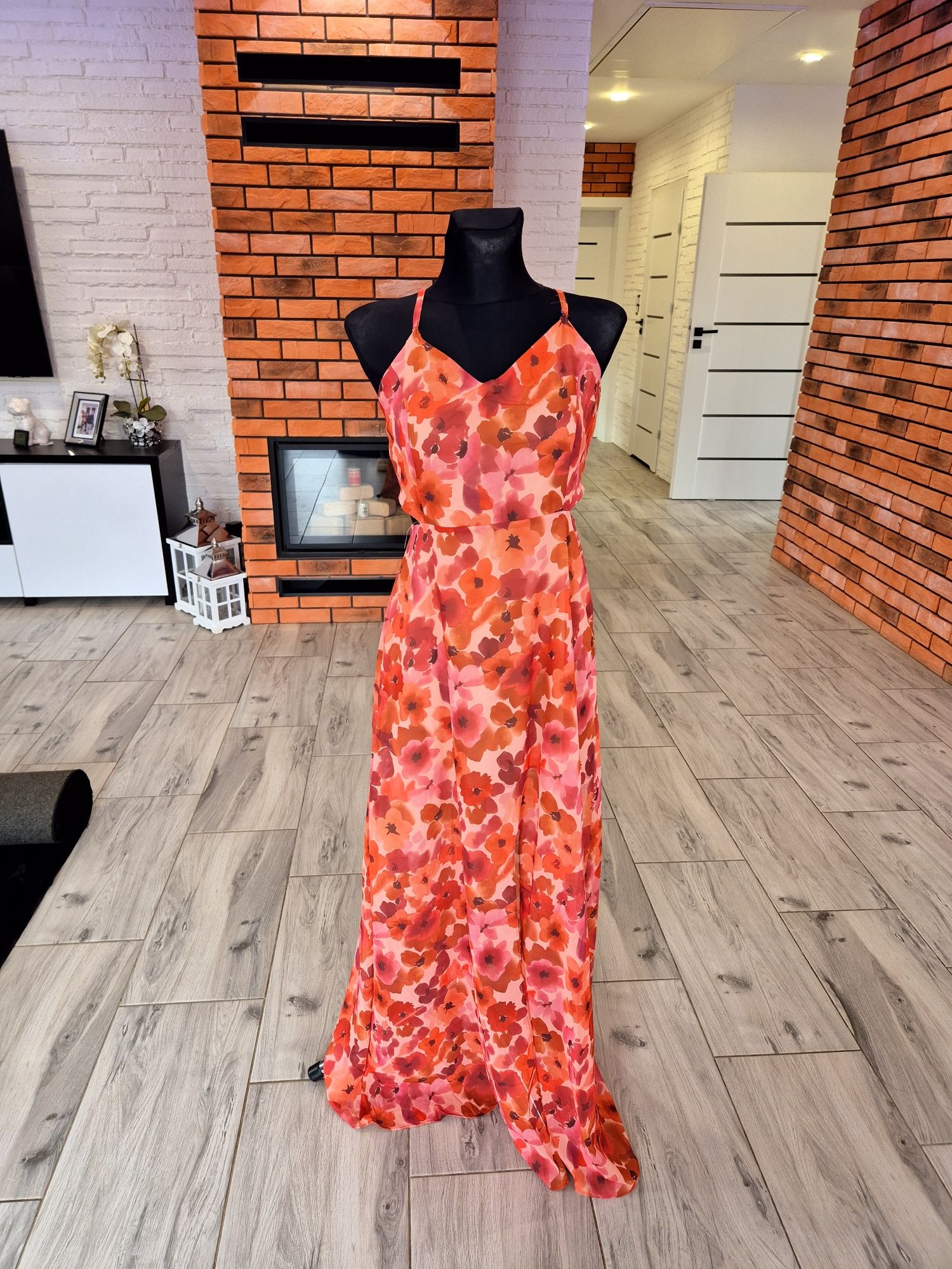 Letnia sukienka maxi z wycięciami w talii