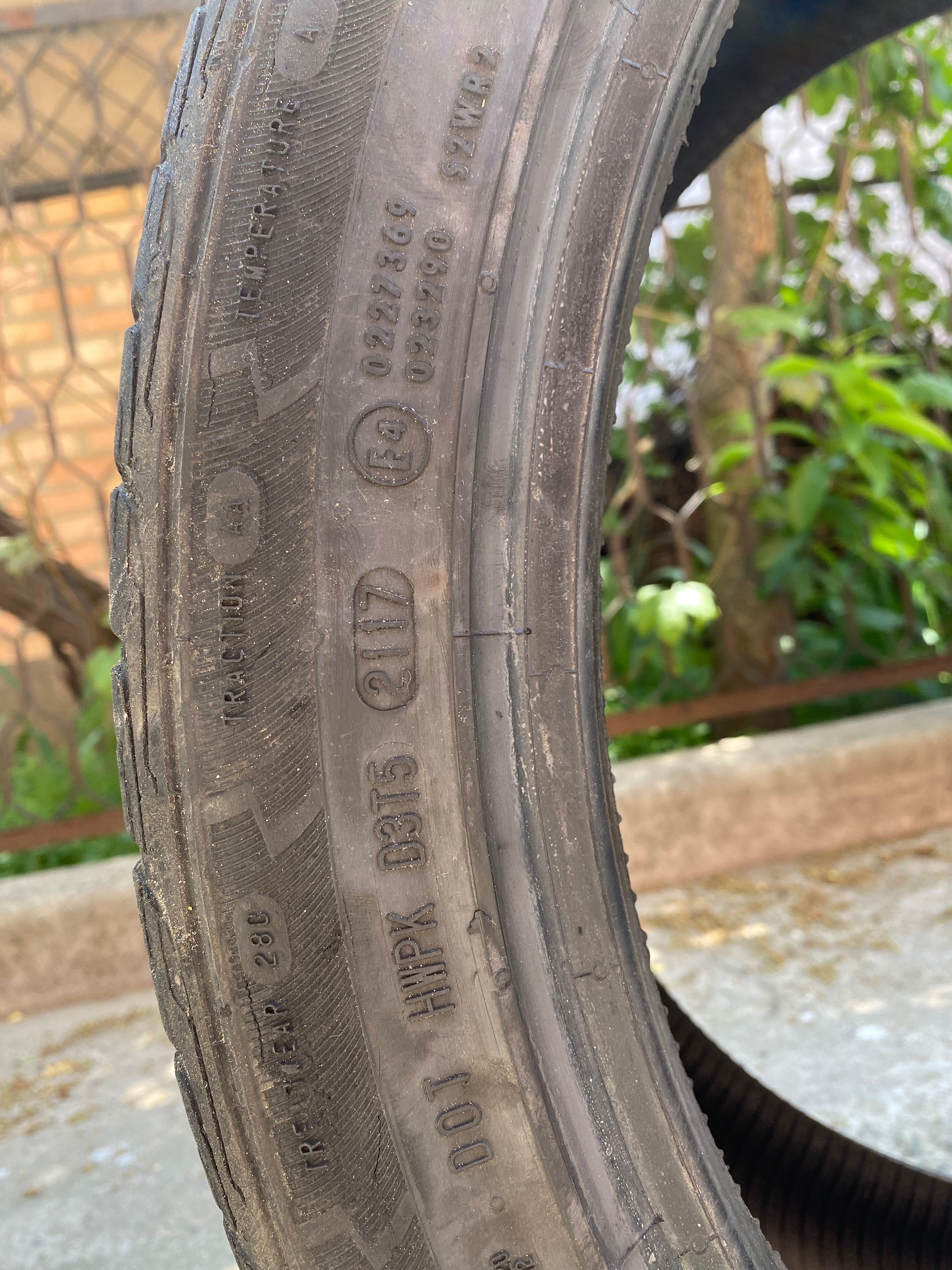 Продам пару Continental UHP 295/35  R21